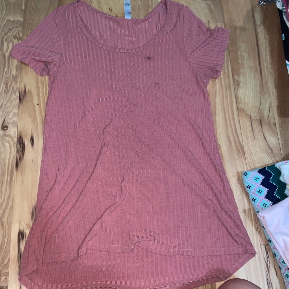 pink/wine colored tee